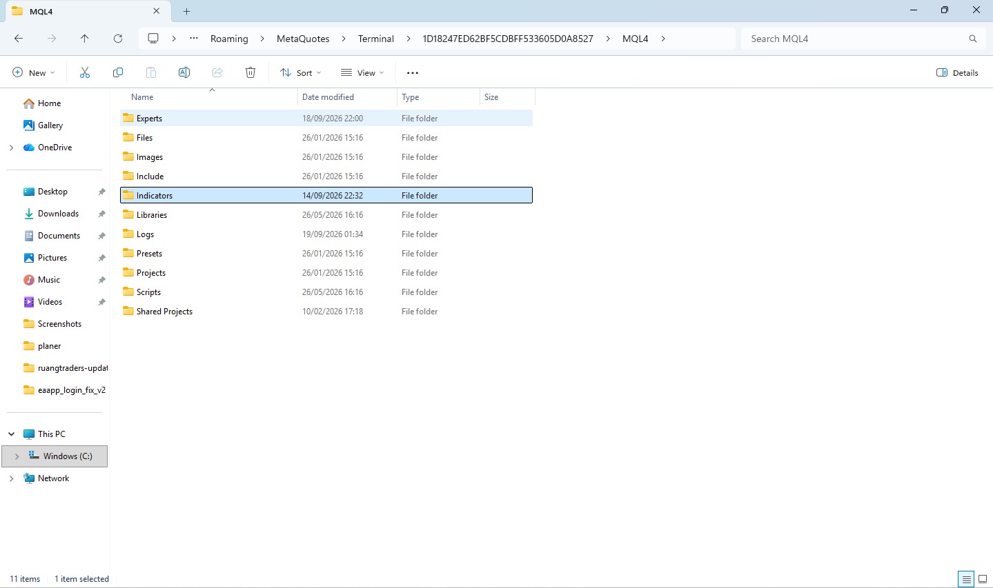 Folder MQL4 yang berisi Experts dan Indicators
